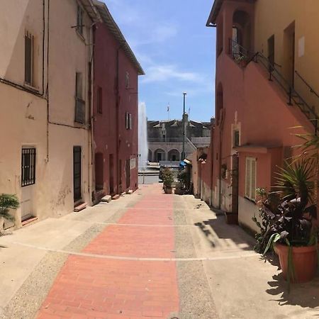 Between The Roofs Of Menton Old Town And The Sea Extérieur photo