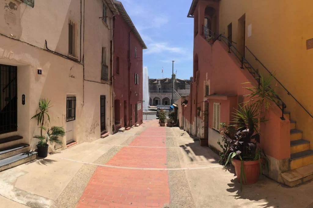 Between The Roofs Of Menton Old Town And The Sea Extérieur photo