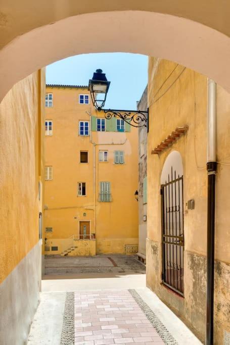 Between The Roofs Of Menton Old Town And The Sea Extérieur photo