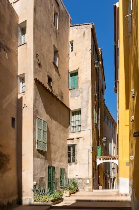 Between The Roofs Of Menton Old Town And The Sea Extérieur photo