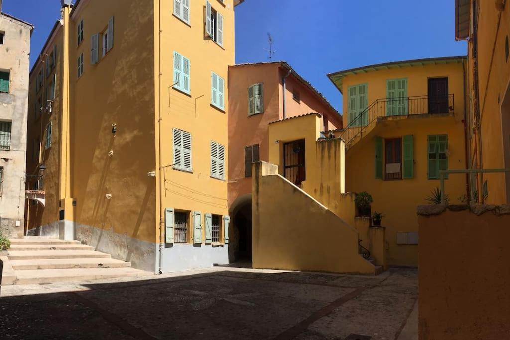 Between The Roofs Of Menton Old Town And The Sea Extérieur photo