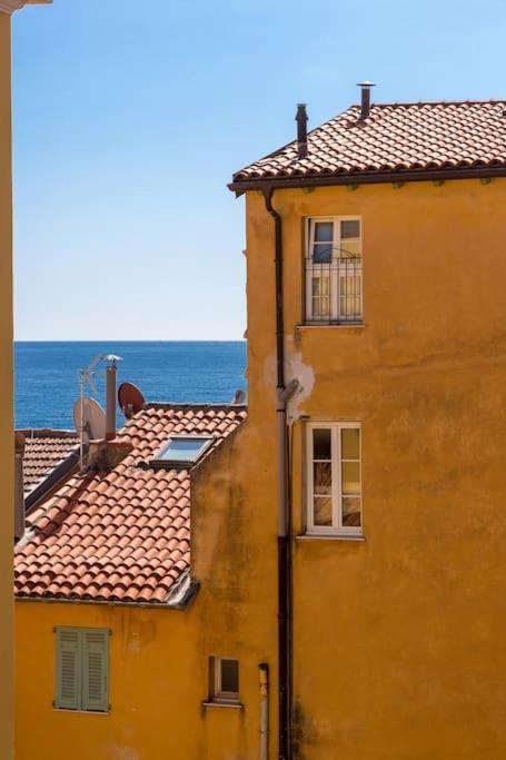 Between The Roofs Of Menton Old Town And The Sea Extérieur photo