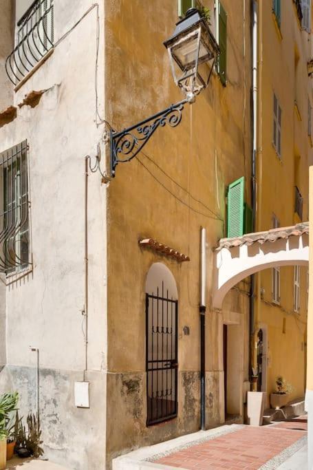 Between The Roofs Of Menton Old Town And The Sea Extérieur photo